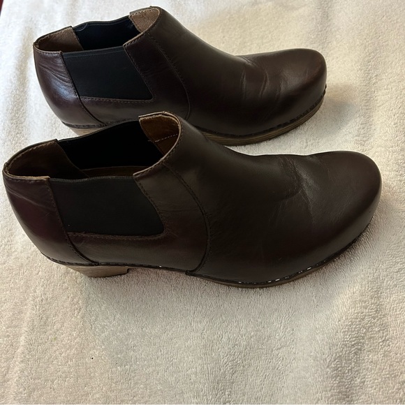 Dansko Women’s Marilyn style brown leather ankle bootie slip-on style no zippers - Picture 6 of 10